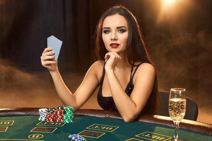Pengguna membaca kasus di perangkat mobile